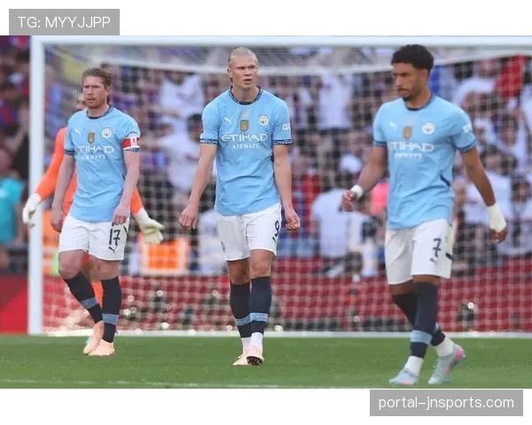 足总杯半决赛现场：曼城球迷高歌致敬即将离队的老队长